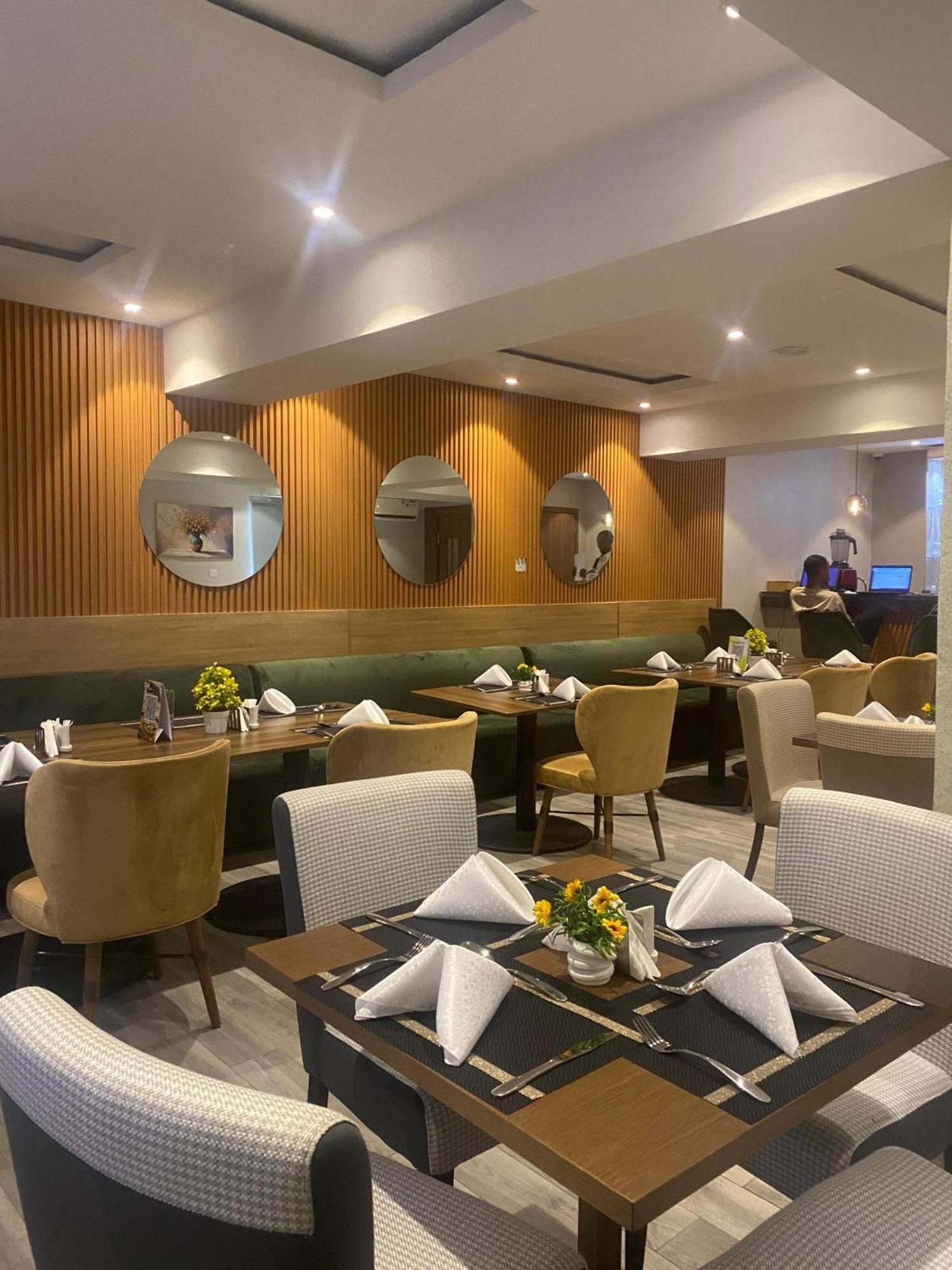 Shomolu Blue Orange Hotel And Towers מראה חיצוני תמונה